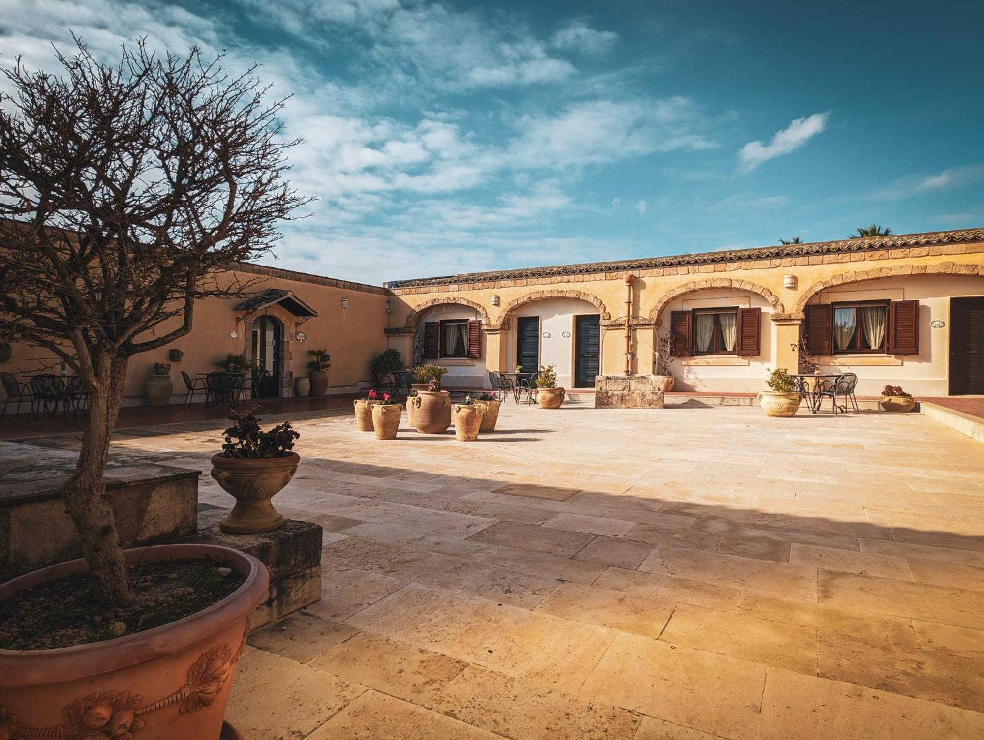 Hotel La Corte Del Sole Lido di Noto Екстериор снимка