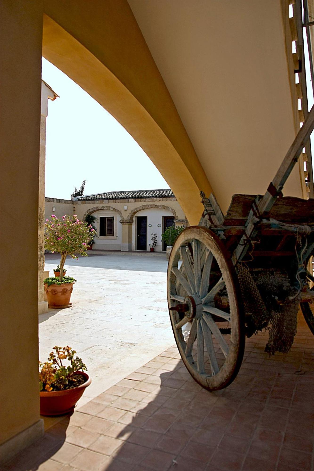 Hotel La Corte Del Sole Lido di Noto Екстериор снимка